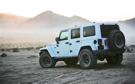 White Jeep Wrangler Unlimited - Clean | Jeepfan.com