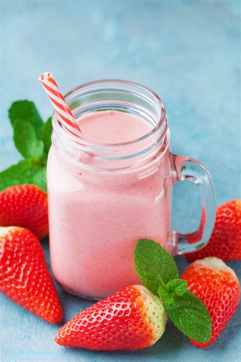 Easy Strawberry Smoothie Recipe with Yogurt (JUST 94 CALORIES)