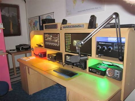 An example of incorporating flat screens in an operating position desk ...