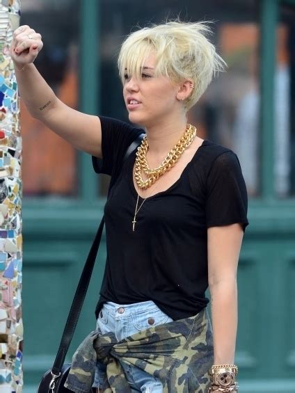 big gold chain necklace!! | Miley cyrus hair, Short hair styles, Miley ...