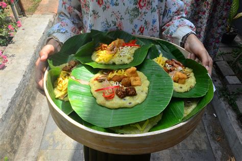 Tradisi Berbagi Bubur Asyura di Kudus