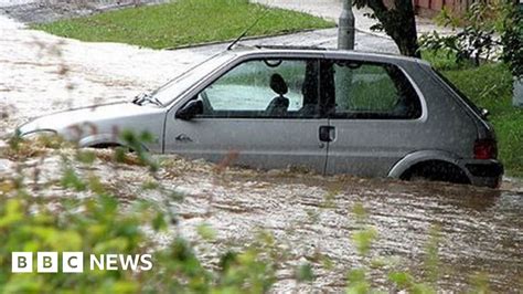 Thatcham: Flood basins approved to protect town in heavy rain - BBC News