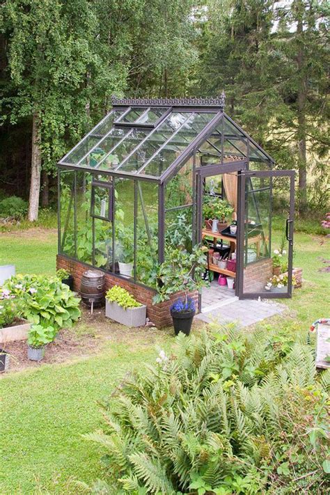 20 Small Greenhouses To Escape In Backyards | HomeMydesign