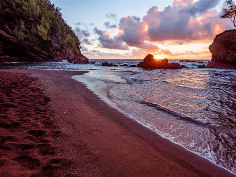 Red Sand Beach (Kaihalulu) - Maui | Havaj | Cestujlevne.com