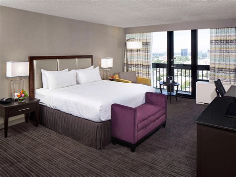 Atlanta Hotels Near Georgia Aquarium & Georgia Tech | Crowne Plaza ...