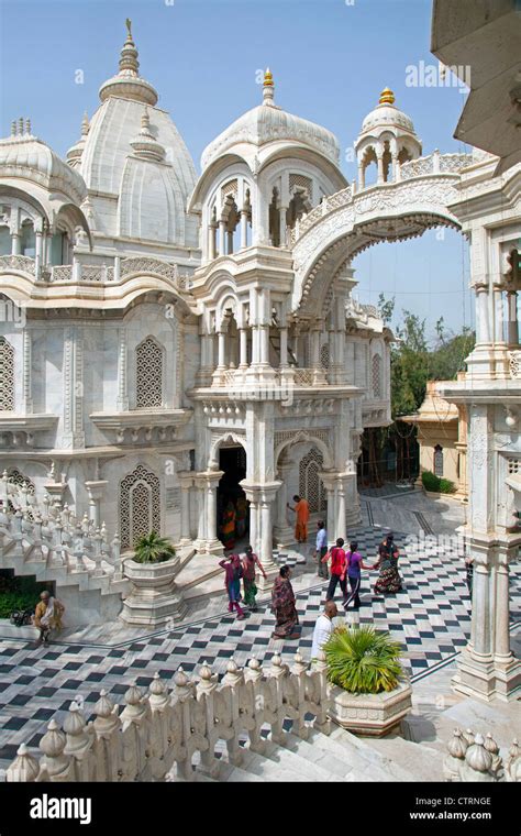 Les touristes en visite au Sri Krishna Balaram Mandir, un temple ...