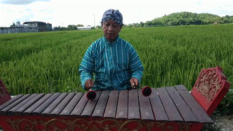 Gambang: Traditional Music Instrument mostly found in Java - YouTube