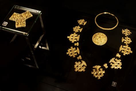 File:Viking gold jewellery - Hiddensee treasure - VIKING exhibition at ...