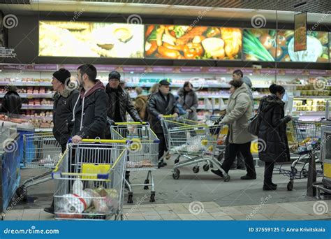 People with shopping carts editorial image. Image of supermarket - 37559125