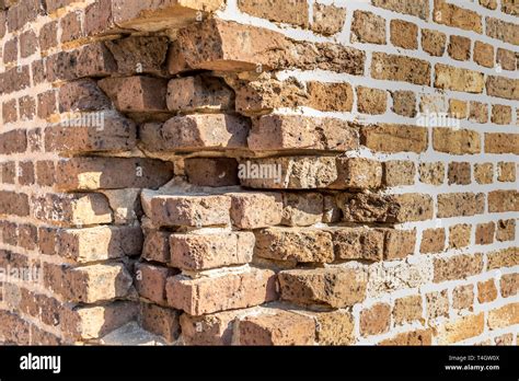 Brick wall corner hi-res stock photography and images - Alamy