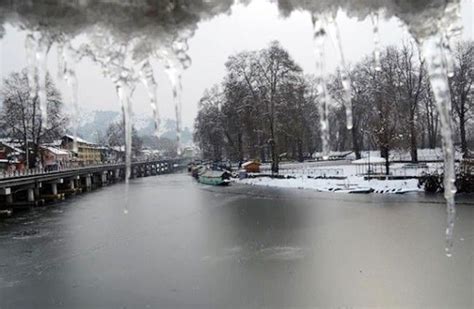 Here's how beautiful Srinagar's Dal Lake looks this winter | IndiaToday