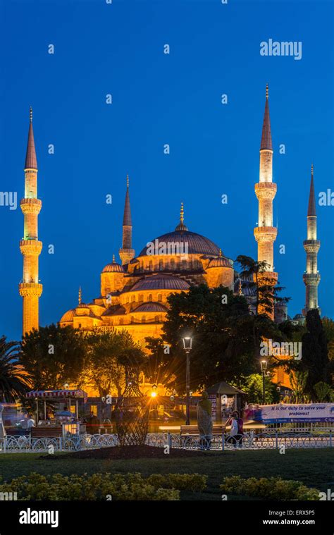 Night view of Sultan Ahmed Mosque or Blue Mosque, Sultanahmet, Istanbul ...