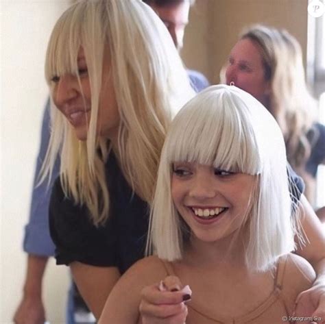 Sia et l'actrice Maddie Ziegler sur le tournage du film Music. Octobre ...