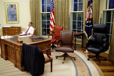 File:Barack Obama trying differents desk chairs in the Oval Office.jpg ...