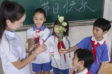 Teachersday Students Presented Flowers To Their Teacher Picture And HD ...