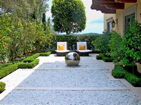 15 Innovative Designs for Courtyard Gardens | HGTV