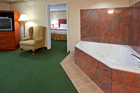 Holiday Inn Express & Suites, Woodbridge | VisitNJ.org