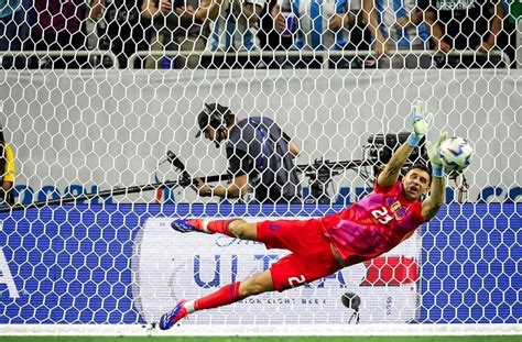 Emiliano Martínez saves two penalty kicks for Argentina vs. Ecuador in ...