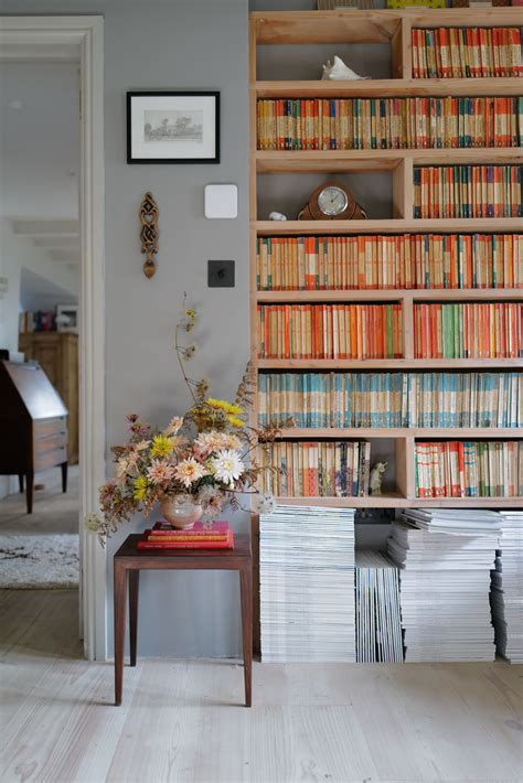 The rainbow bookshelf trend is over. Experts on what's new | Livingetc