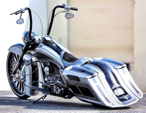 Customer ride: custom Roadking with 30" wheel from IE Baggers | Bikes ...