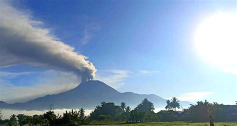 Mount Bulusan spews ash anew | PTV News