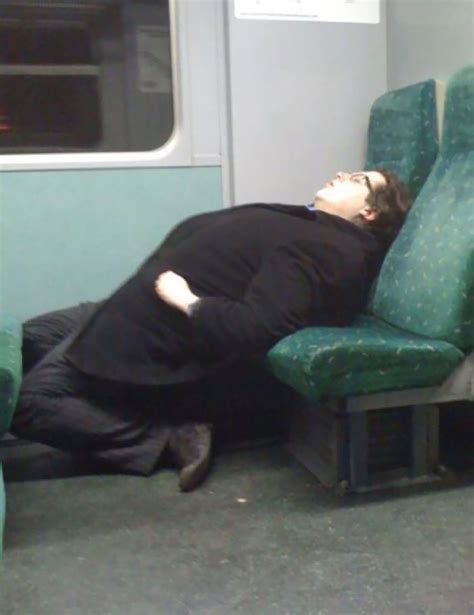 35 People Who Were Caught Sleeping In Extremely Uncomfortable Positions ...