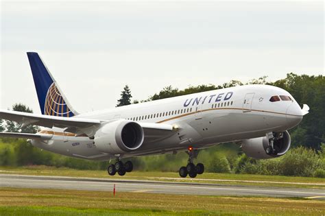 PHOTOS: United's First Boeing 787 Takes Flight - AirlineReporter ...