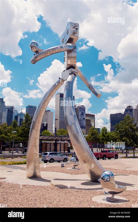 Traveling man sculpture dallas hi-res stock photography and images - Alamy