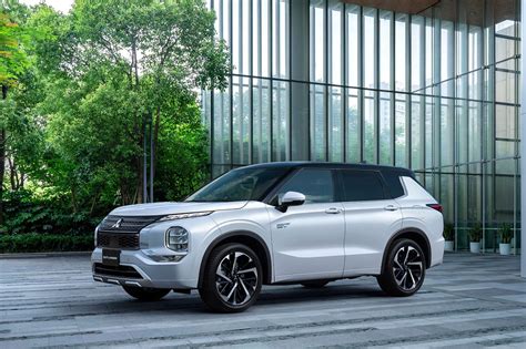 Driven: 2023 Mitsubishi Outlander PHEV Is Much Improved | Edmunds ...