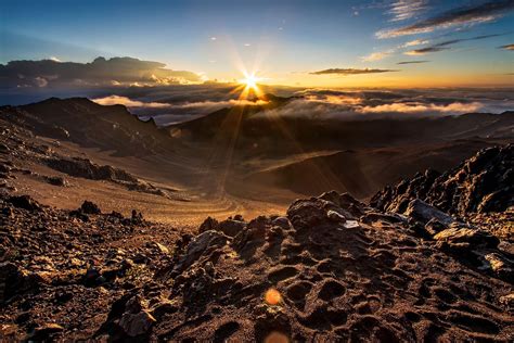 Sunrise over Haleakala crater Haleakala NP Maui HI [OC] (2304x1536 ...