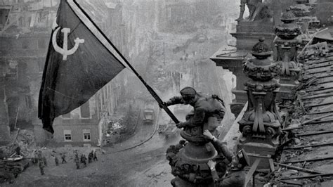 'Raising a flag over the Reichstag' Photographer Yevgeni Khaldei ...