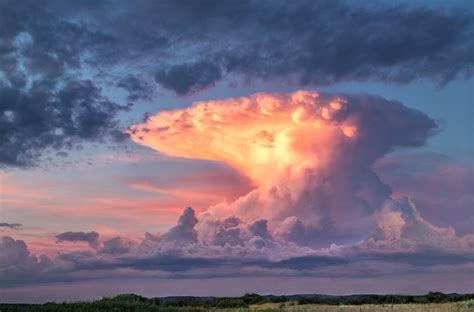 Premium Photo | Cloud in the form of a nuclear explosion. bright sky at ...