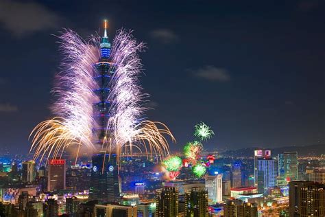 "Taipei 101" in Taiwan - during lighting and fireworks show : r ...