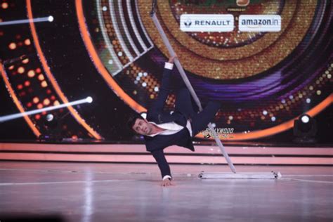 Jacqueline Fernandez, Manish Paul Get Candid on Jhalak Dikhhla Jaa S9