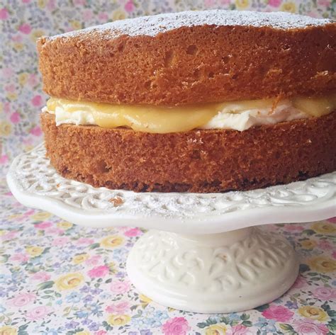 Victoria Sponge Cake With Lemon Curd - Beth Mulholland Bruidstaart