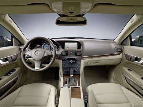 2010 Mercedes-Benz E-Class Coupe - Interior Dashboard View Photo | Caricos