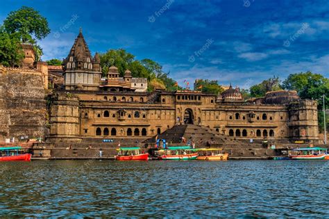 Premium Photo | Landscape view of huge Maheshwar fort or Ahilya fort ...