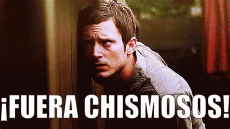 Chismoso Asustado Por Un Hacha GIF - Elijah Wood Hacha Escuchando ...