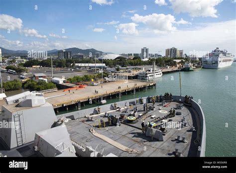 Amphibious transport dock ship hi-res stock photography and images - Alamy