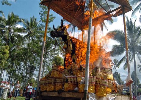 Pengertian dan Sejarah Upacara Adat Ngaben di Bali | Macam-Macam Tarian ...