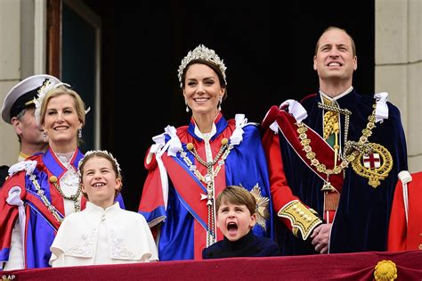 Newly-crowned King Charles and Queen Camilla appear at Buckingham ...