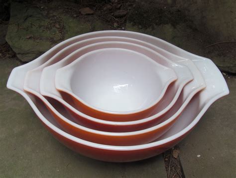 vintage pyrex wheat mixing bowls in autumn colors by 2manymiles