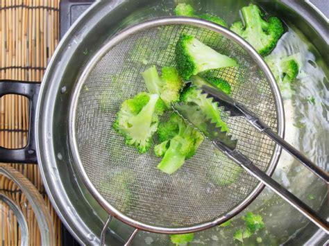 How to blanch vegetables (French cooking technique)