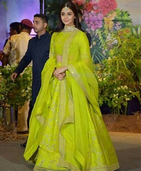 Design 35 of Alia Bhatt Wedding Dress | costtoreglazebathtub