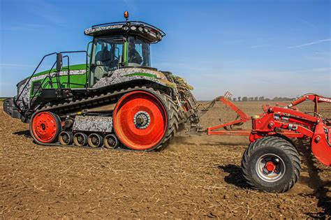 Fendt presented the world's most powerful tracked tractor with CVT ...