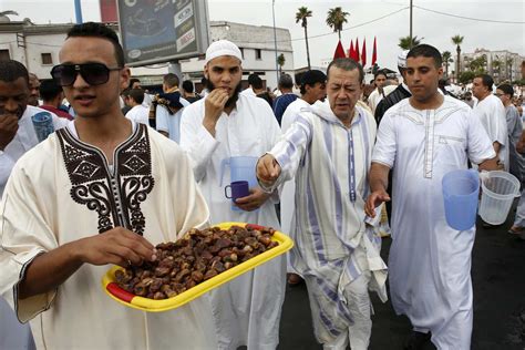 What is Eid al-Fitr and how do Muslims celebrate it? 6 questions ...