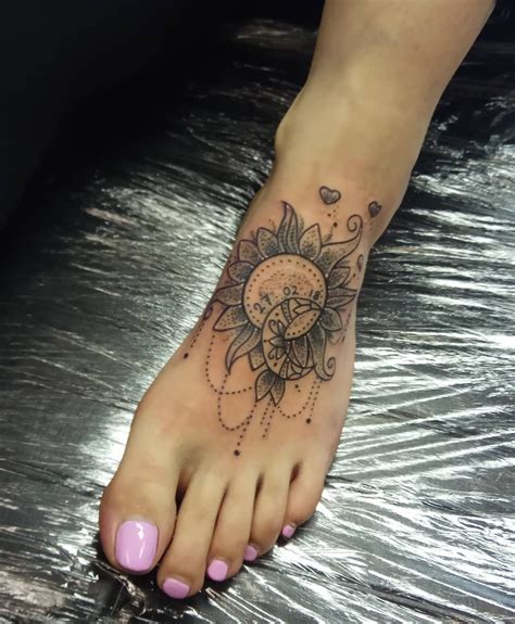 leg sun & moon tattoo | Tatuajes en la mano para chicas, Diseños de ...