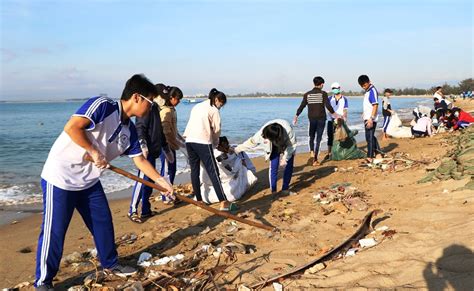 Dọn rác ngoài bãi biển, chàng trai vô tình nhặt được 200k: “Phần thưởng ...