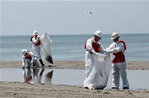 BP pauses effort to stop Gulf oil leak | Salon.com