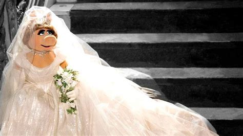 Miss Piggy Wedding Dress Designed By Westwood | Ents & Arts News | Sky News